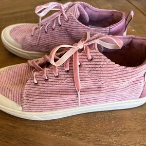 BRAND NEW Toms Women’s / Youth Girl’s High Top Lace Up Sneakers Size 6